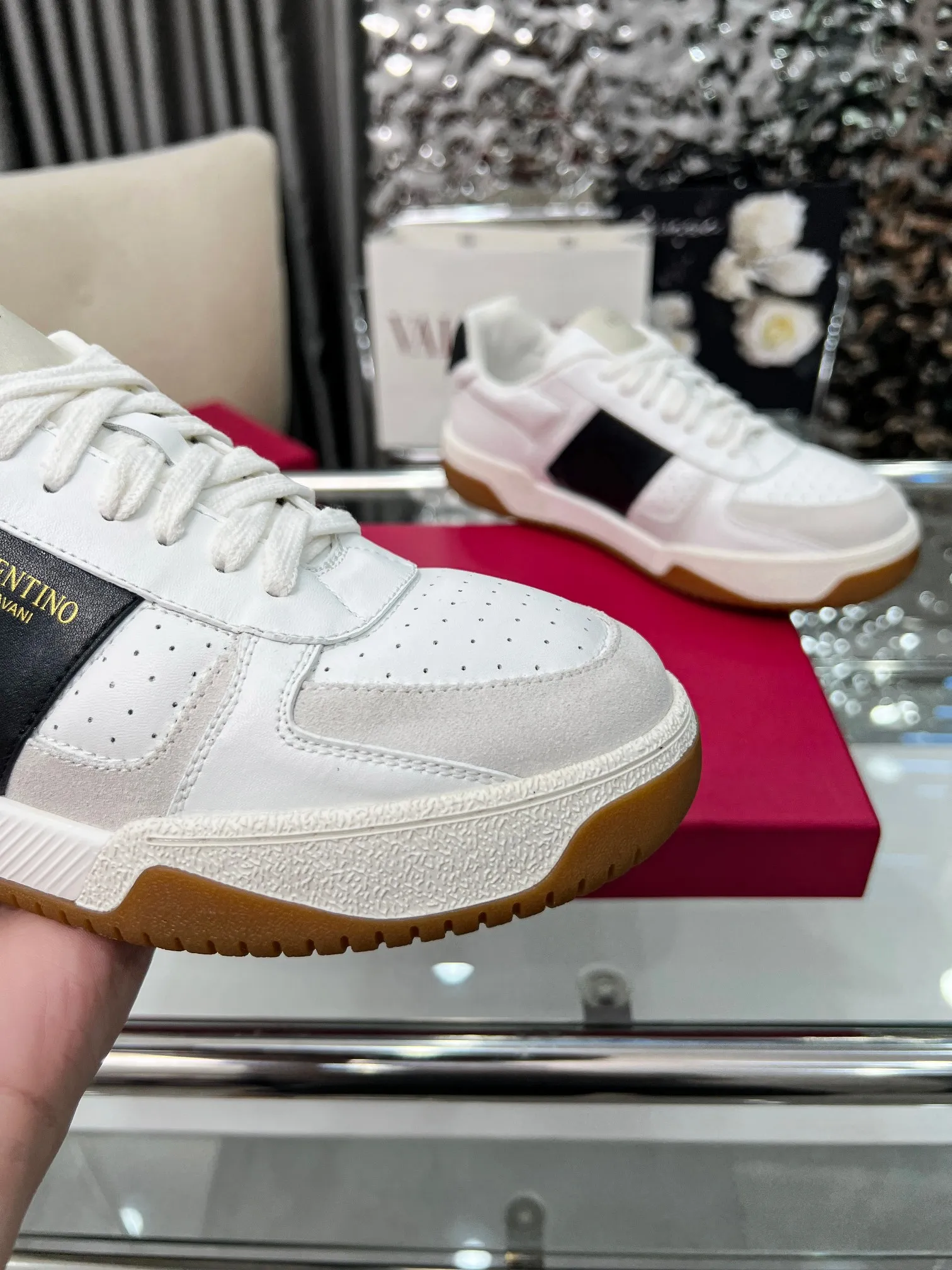 【Valentino】P: 660💰 Couple style, size: women 35-40▪️men 39-44 (customized at 45.46) Valentino 𝑶𝒏𝒆𝑺𝒕𝒖𝒅 Couple sports shoes series Valentino 2025 new couple sports shoes are on sale. The original ZP purchase and disassembly. Repeated pattern making and modification. 1:1 restoration! Top luxury masterpiece, lace-up design, soft and comfortable imported calfskin brings excellent elegant texture and excellent on-foot comfort. Top purchasing version upper: imported calfskin surface/original oil edge craftsmanship. Lining: water-dyed sheepskin lining. Outsole: original development 𝐓𝐏𝐔 two-color combination outsole. Packaging: full package with original configuration.